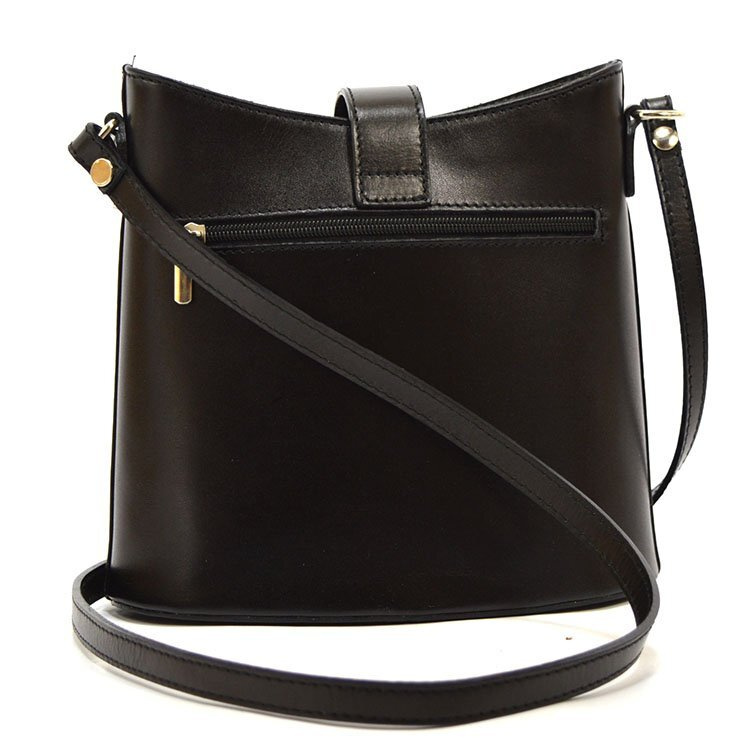 A stylish Vera Pelle women's leather messenger bag