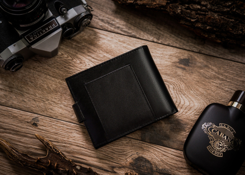 Leather men's zip-up wallet with RFID by Rovicky