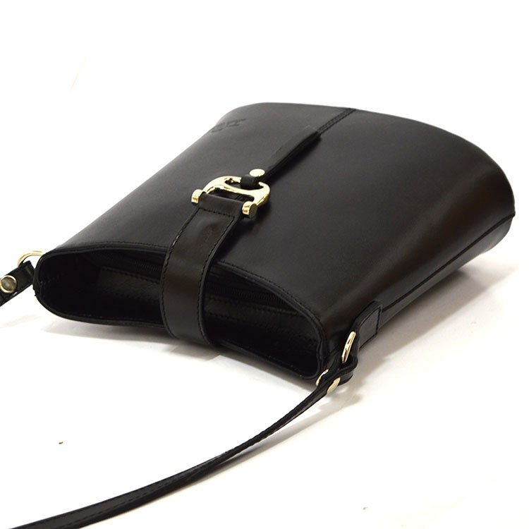 A stylish Vera Pelle women's leather messenger bag