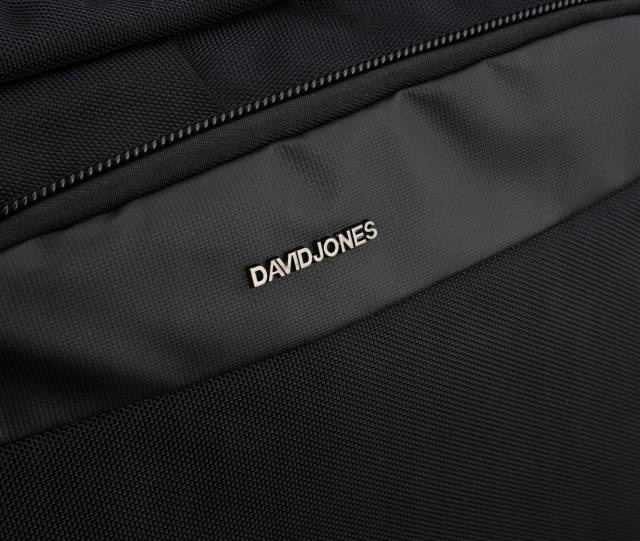 Rucksack-Reisenspur mit einem Koffer-David-Jones