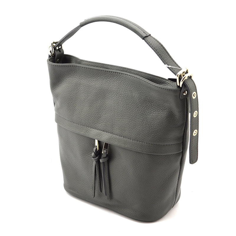 Leather women's shoulder shopper bag with fringes