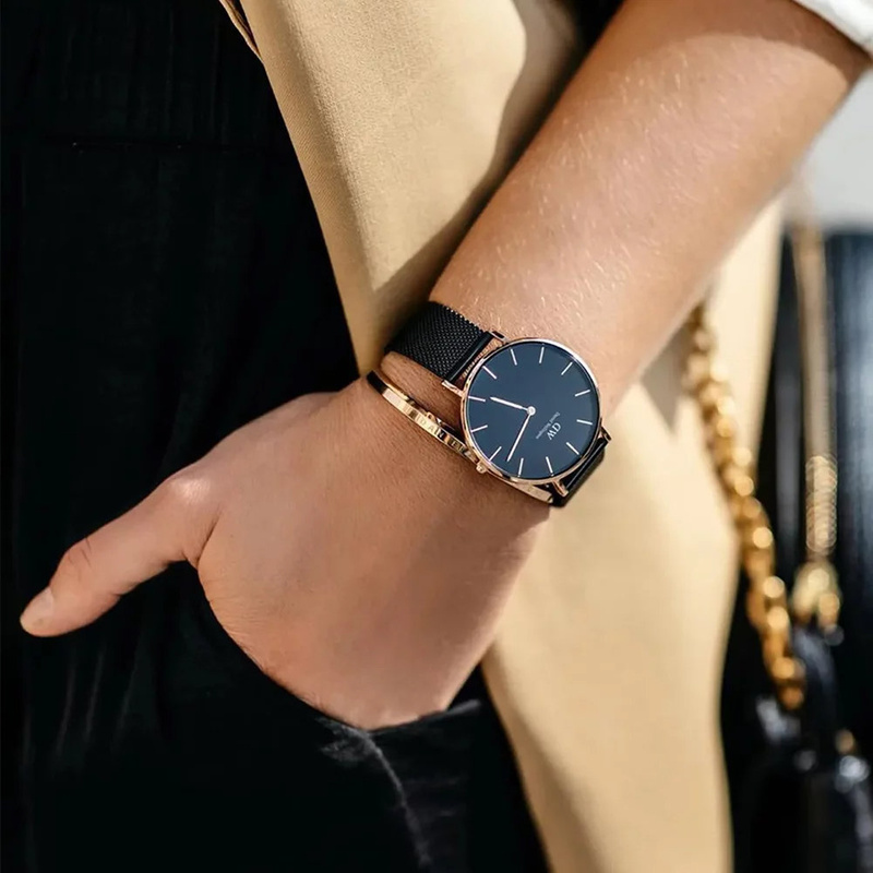 Women's watch with a round dial DANIEL WELLINGTON