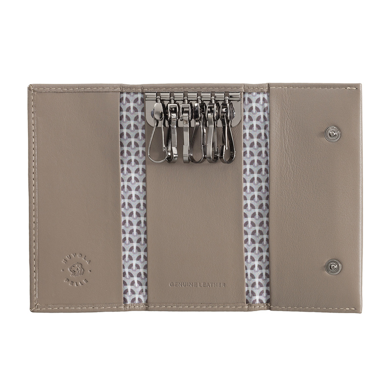 Key ring holder for men women Nappa Clive by Nuvola Pelle, made in soft elegant leather, with six hooks. Double-fold design and button closure.