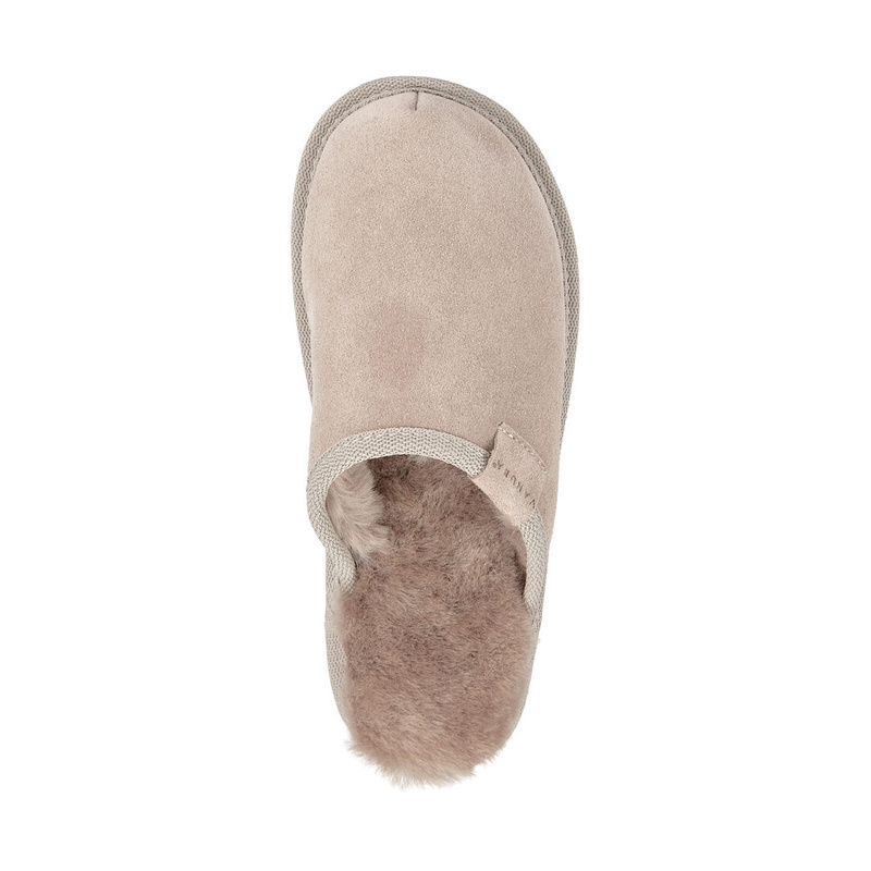 Comfortable slip-on women's slippers insulated with wool