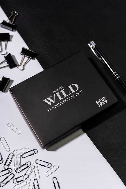 Eine umfangreiche Herren-Lederbrieftasche von Always Wild